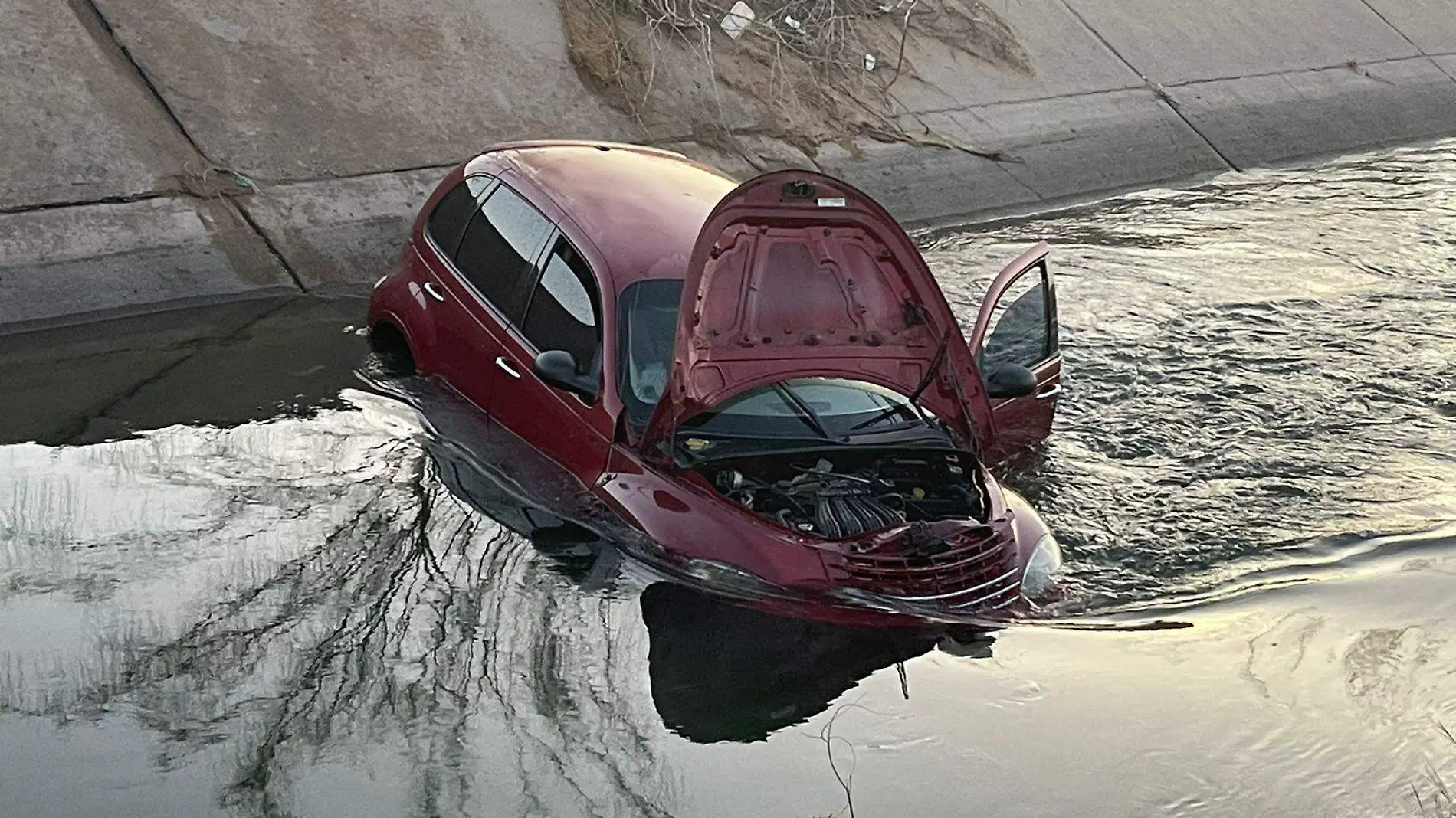 Debido a que el canal no lleva mucha agua, el auto Chysler PT Cruizer no quedó cubierto, logrando salir los tripulantes que resultaron ilesos.